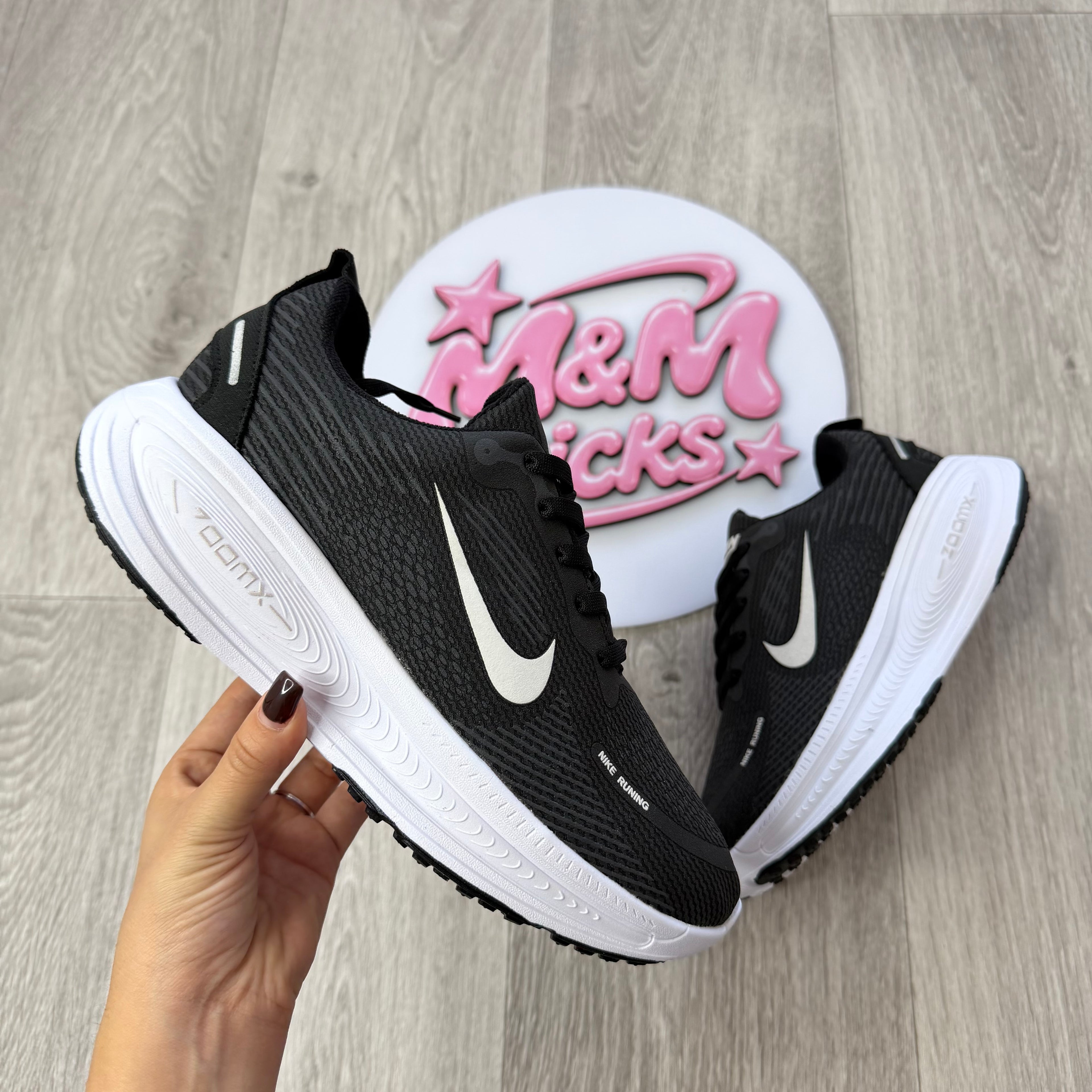 NIKE VOMERO PLUS - NEGRO
