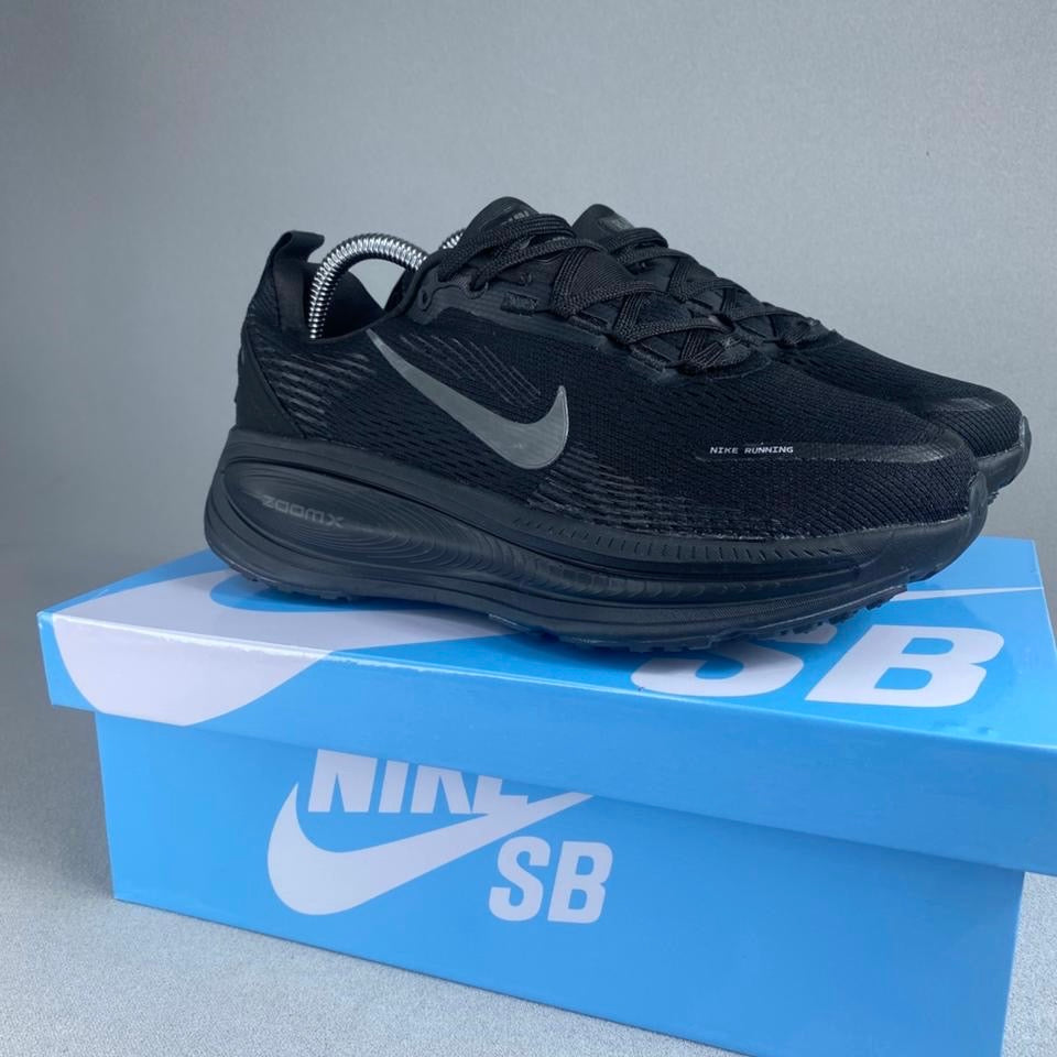 NIKE VOMERO 18