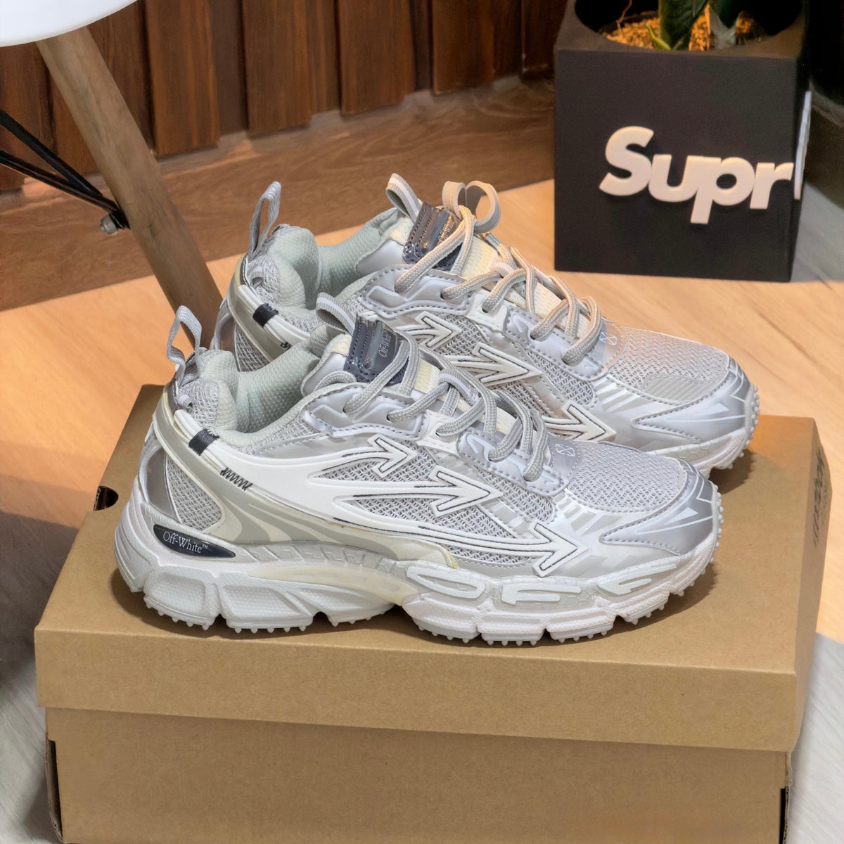 OFF WHITE