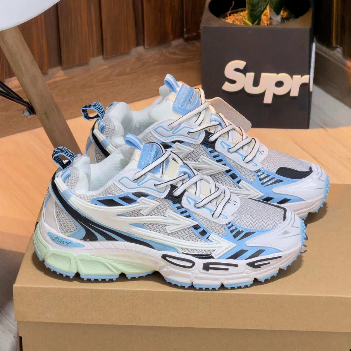 OFF WHITE